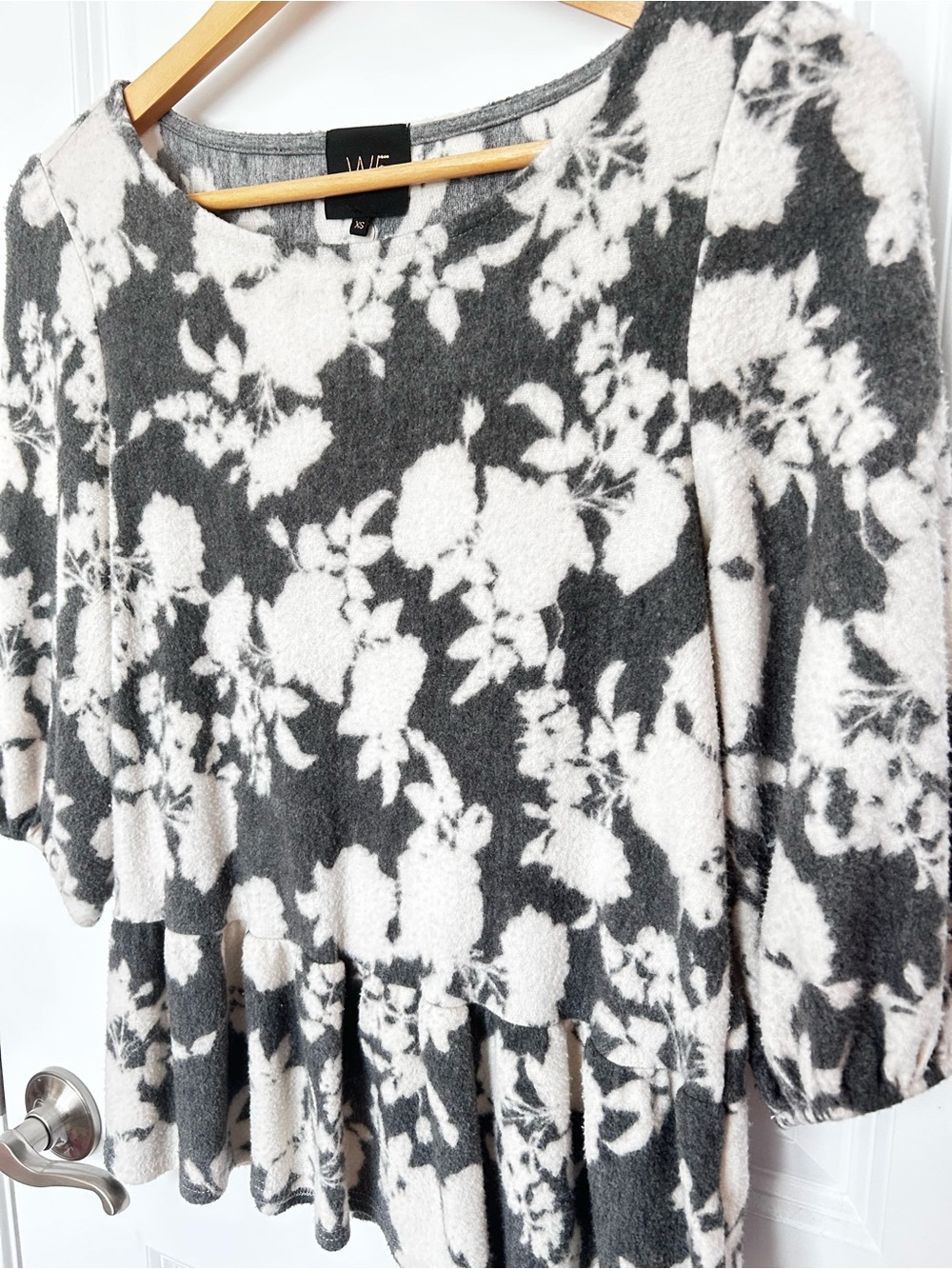 W5 Gray and White Floral Peplum Tunic
